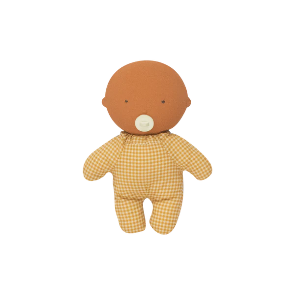 Mini bébé fabriqué en bois d'hévéa et en toile de coton et lin avec un imprimé carré jaune