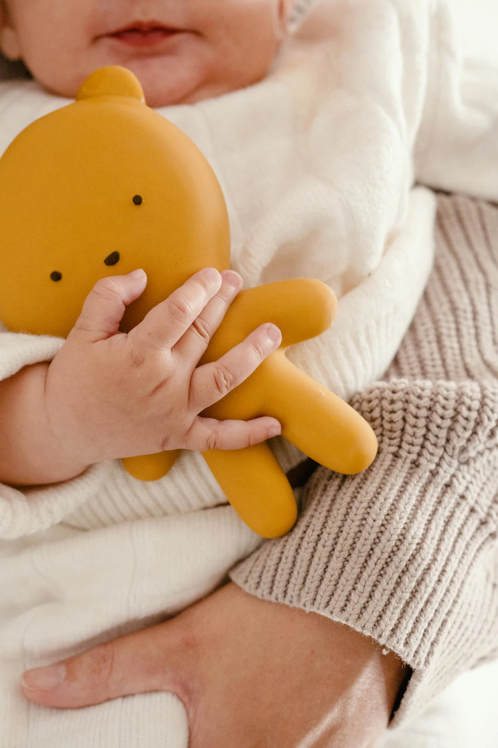 Bébé avec Gommu mini ours en caoutchouc Sienna