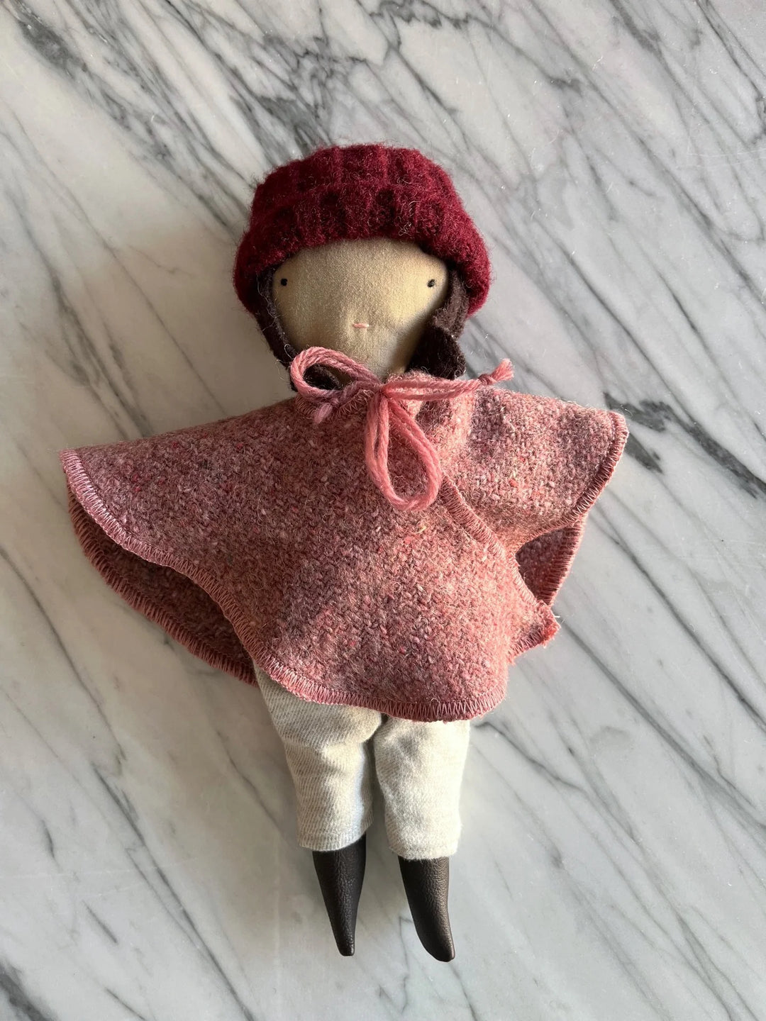 Mini poupée en laine et coton avec cape hivernal framboise, bonnet rouge, bottes noires