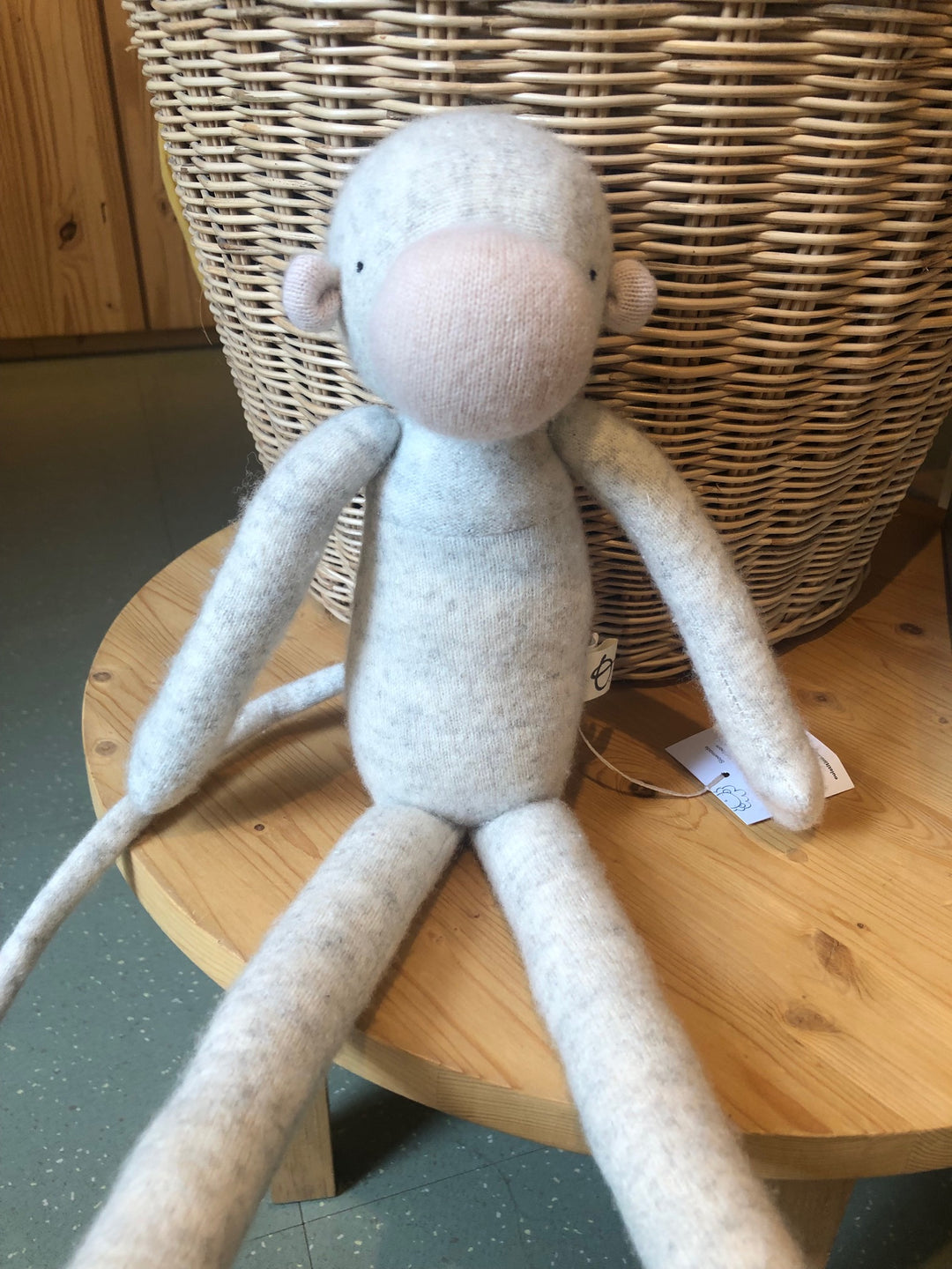 Peluche en laine ouistiti gris pâle