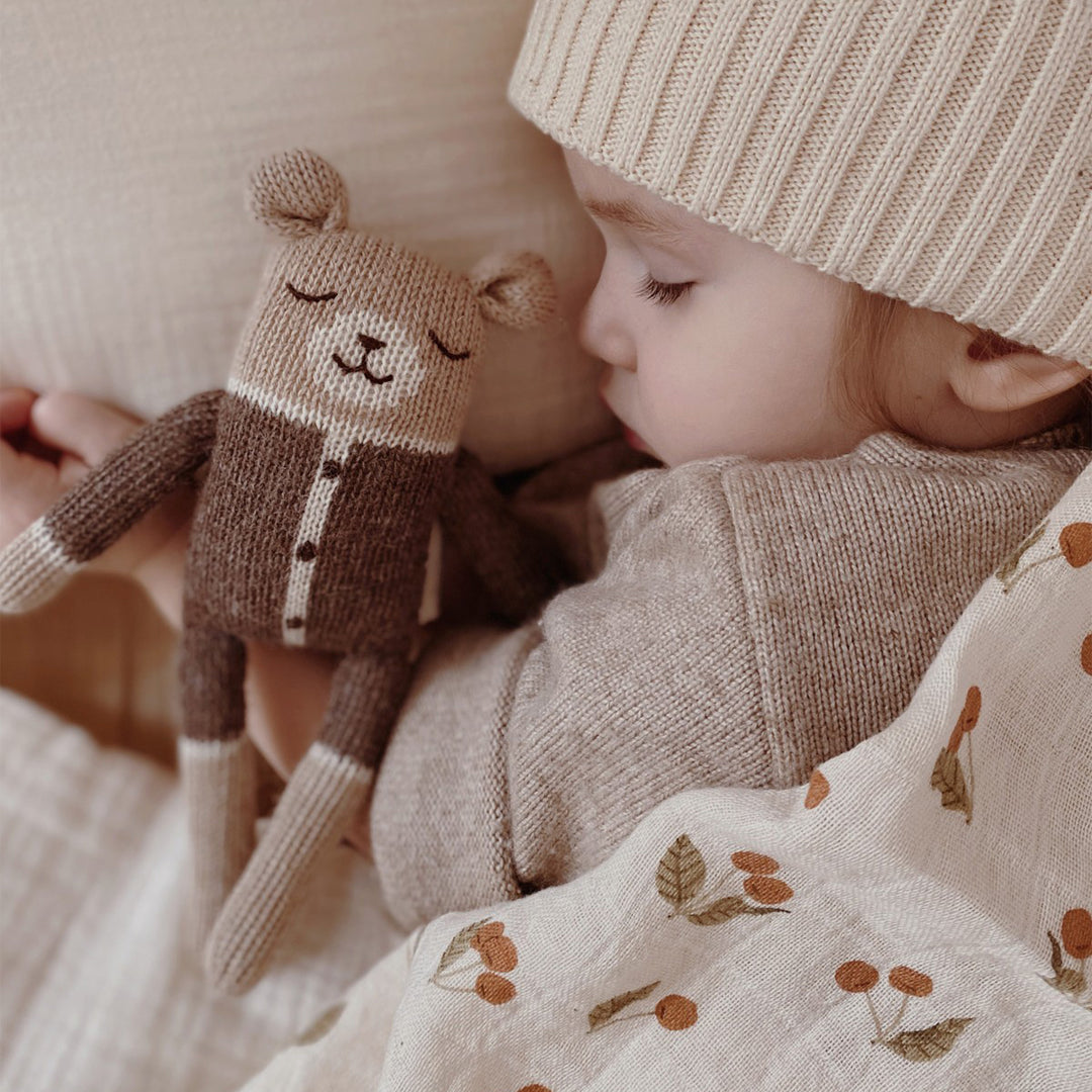 Bébé avec Petit ourson en tricot avec Combinaison mocha