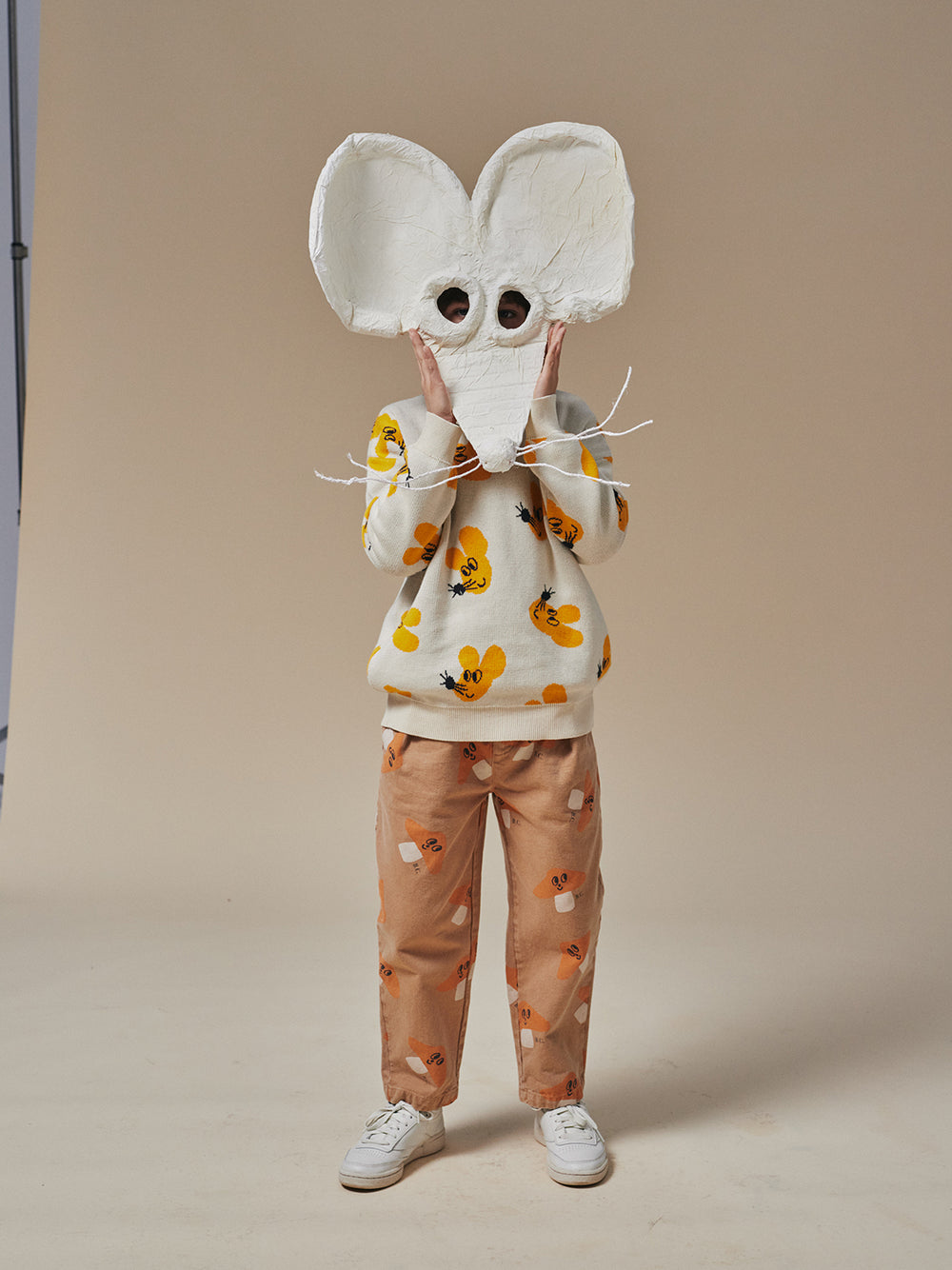 Enfant déguisé avec et masque de souris avec Pantalon en coton biologique brun pâle avec imprimé champignons 