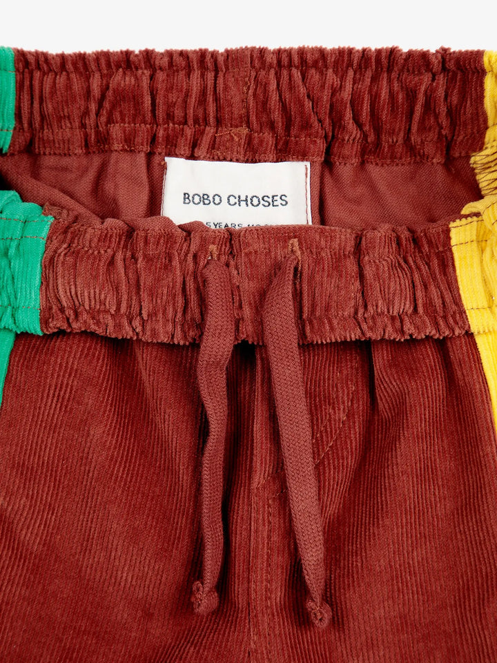 Détail de Pantalon droit en velours côtelé avec des taches de couleur jaune, vert, bleu, rouge, blanc