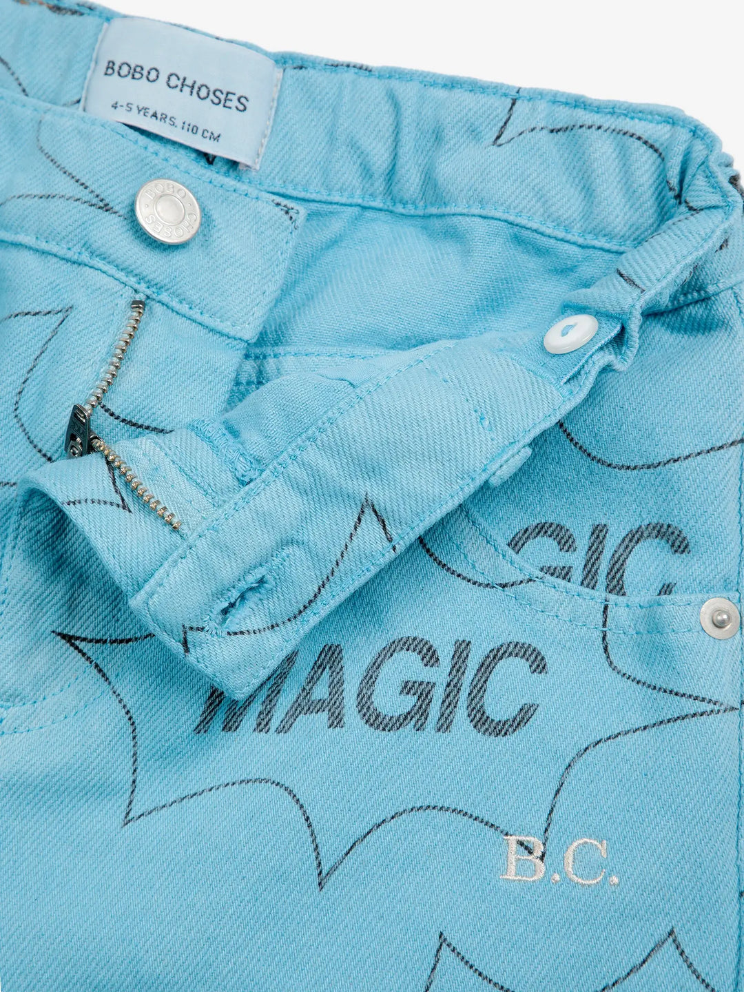 Détail de Pantalon baggy en denim bleu pâle avec de bulles de dialogue avec le mot magic