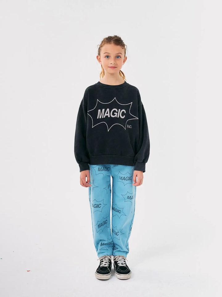 Fille avec Pantalon baggy en denim bleu pâle avec de bulles de dialogue avec le mot magic