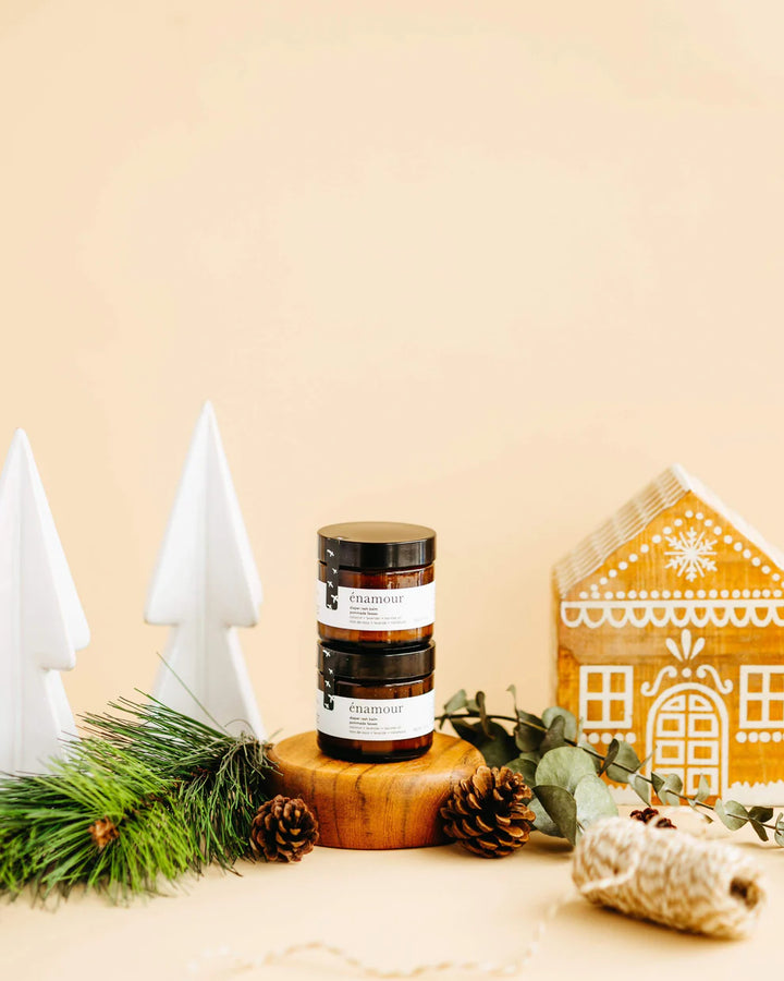 Pommade pour les fesses de bébé Énamour dans un déco de Noël