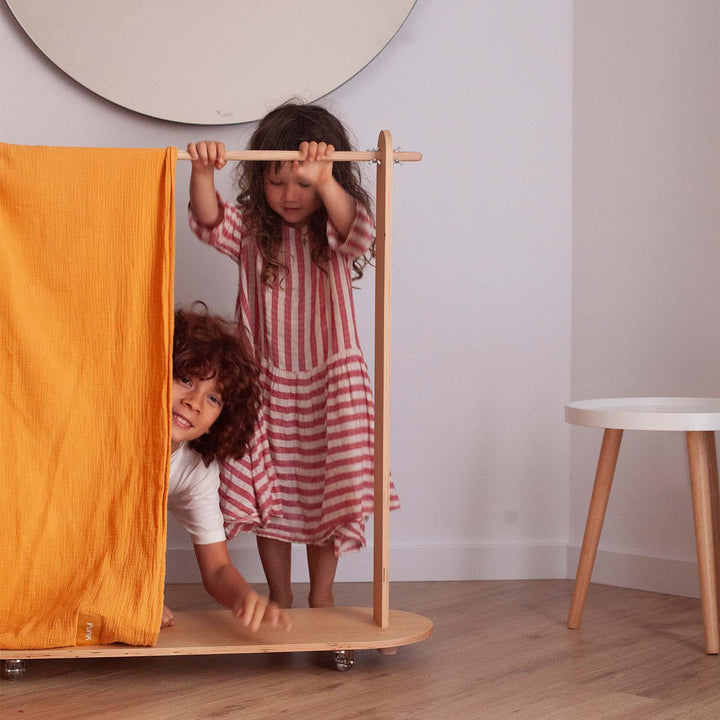 Enfants qui jouent avec Porte vêtement pour enfants en bois sur roulettes