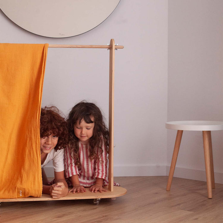 Enfants qui jouent avec Porte vêtement pour enfants en bois sur roulettes