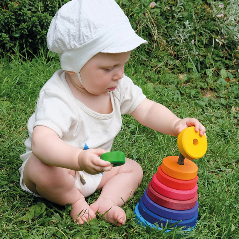Bébé avec Pyramide conique à empiler en bois Arc-en-ciel