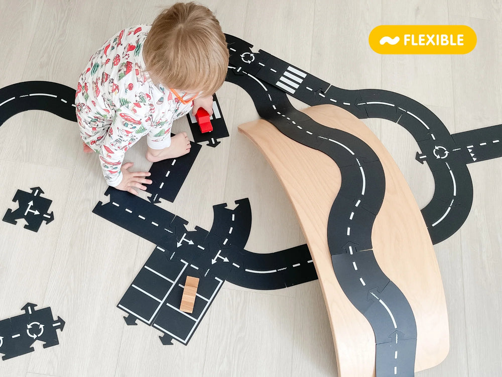 enfant qui joue avec la Route flexible Waytoplay