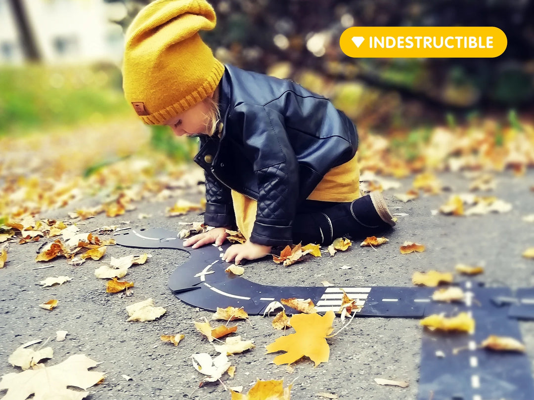 Enfant qui joue dehors avec la Route flexible Waytoplay