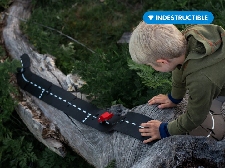Enfant qui joue dehors avec la Route flexible Waytoplay de 16 pièces