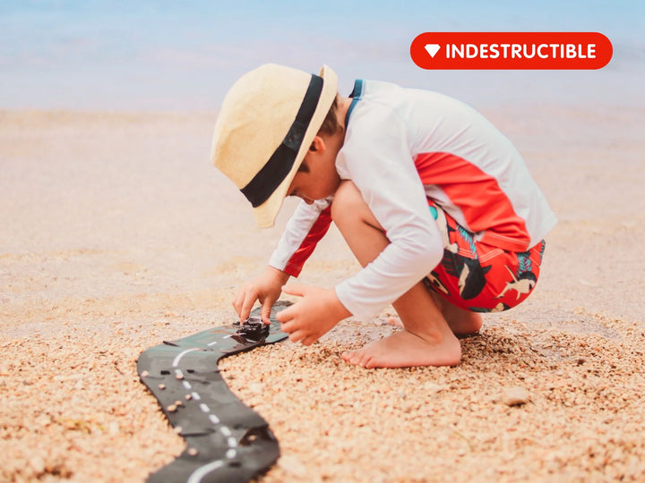 Enfant à la plage avec Route flexible Waytoplay de 12 pièces