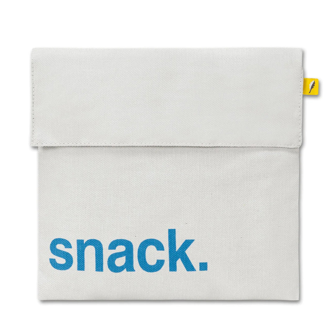 Sac à collation flip gris pâle avec le mot "snack" en bleu