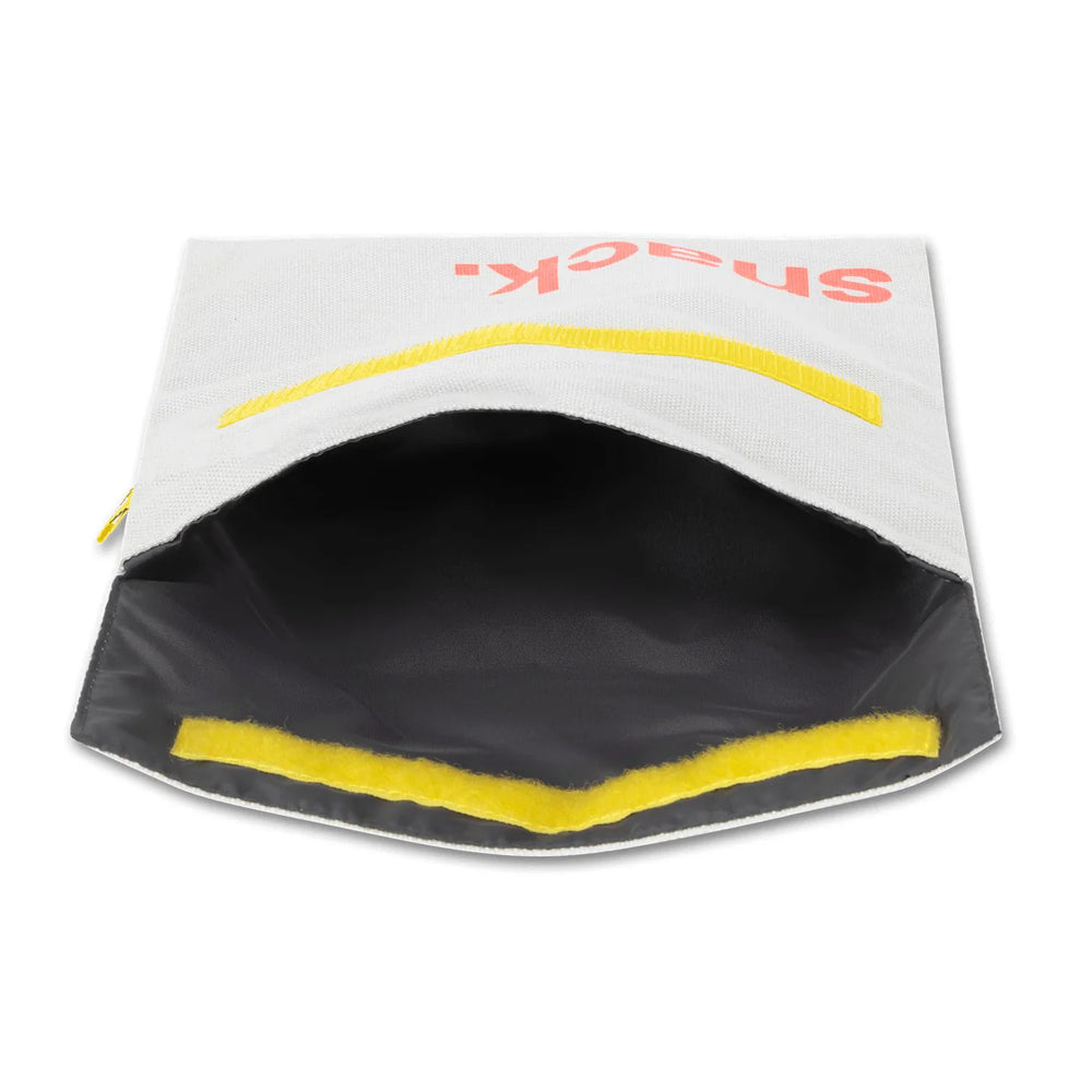 Sac à collation flip gris pâle avec le mot "snack" en orange