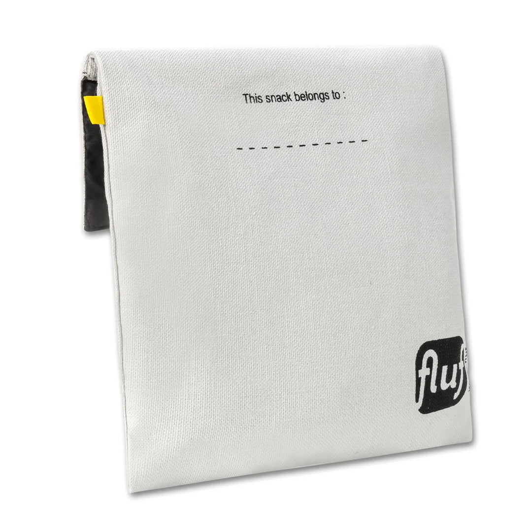 Sac à collation flip gris pâle avec le mot "snack" en noir
