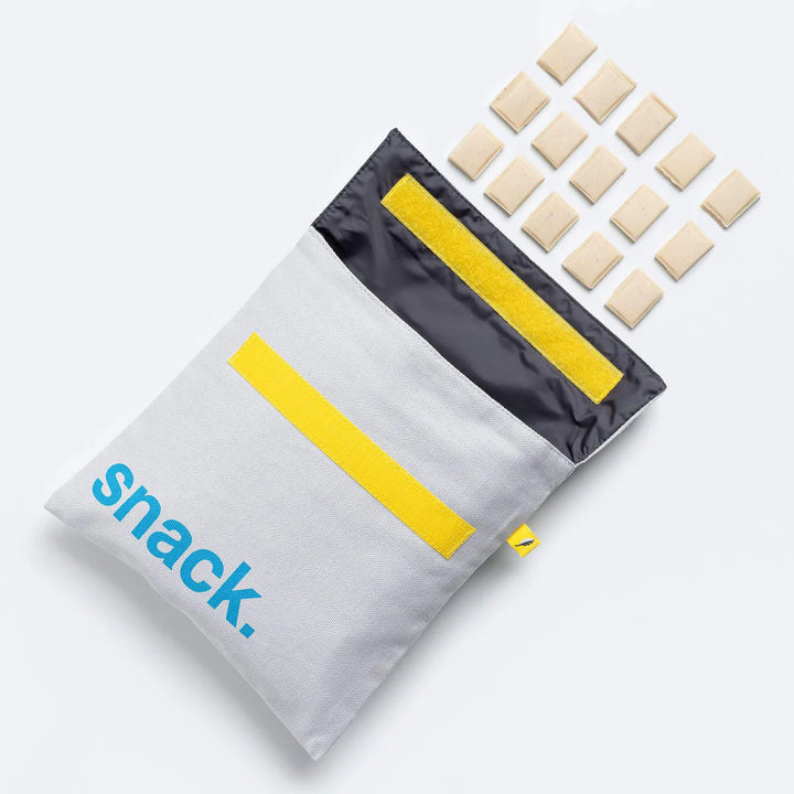 Sac à collation flip gris pâle avec le mot "snack" en bleu