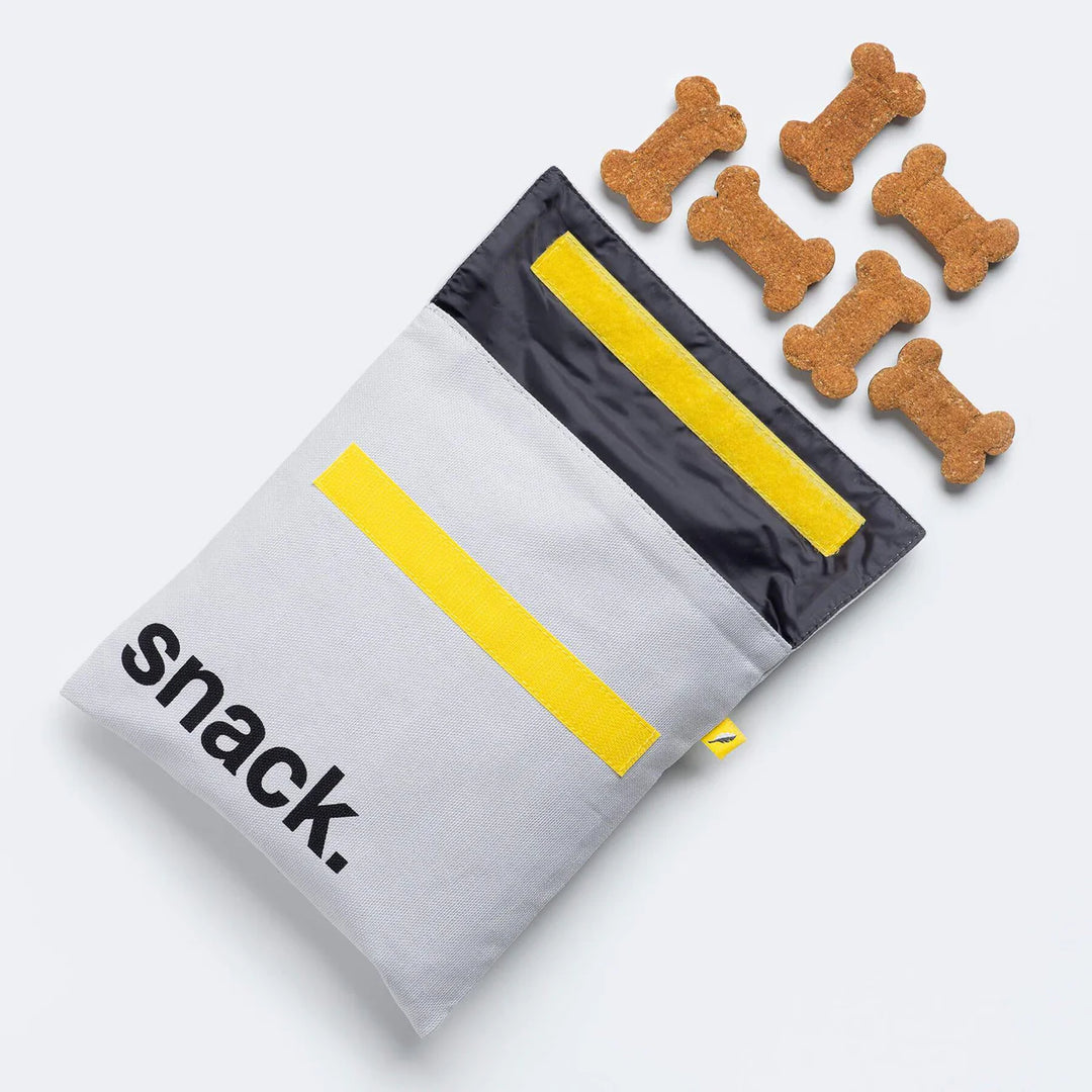 Sac à collation flip gris pâle avec le mot "snack" en noir