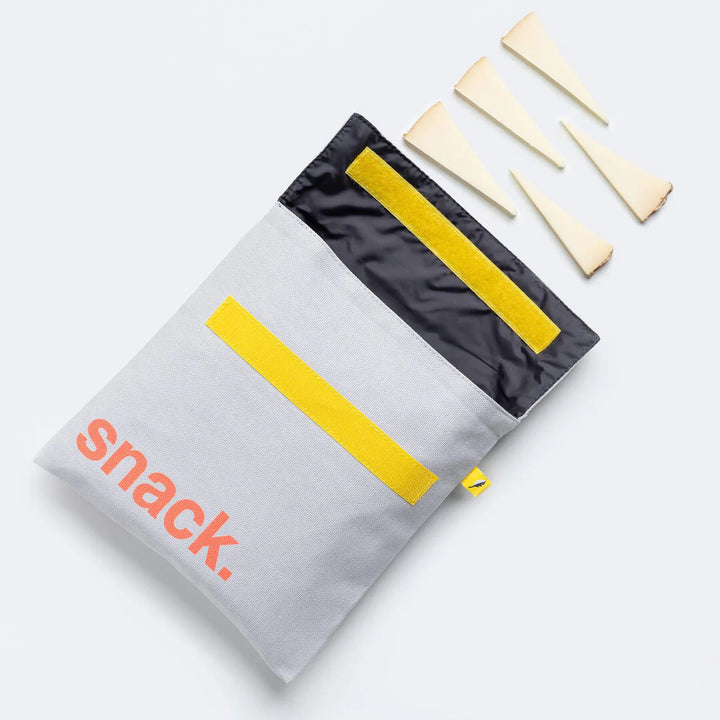 Sac à collation flip gris pâle avec le mot "snack" en orange