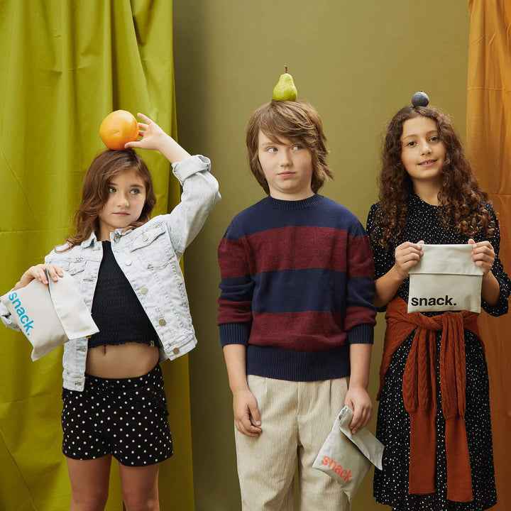 Enfants avec Sacs à collation flip gris pâle avec le mot "snack" 