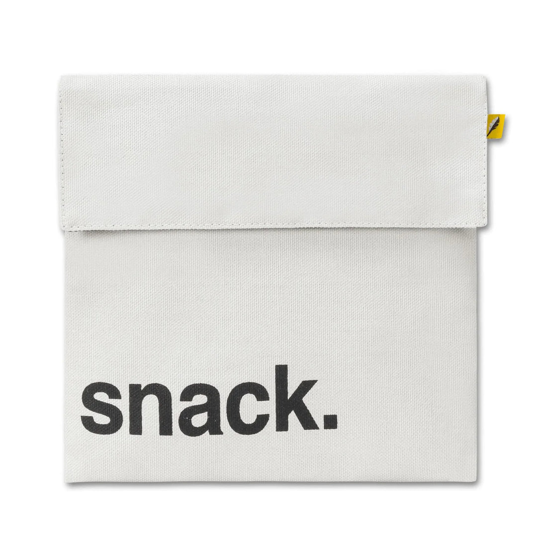 Sac à collation flip gris pâle avec le mot "snack" en noir