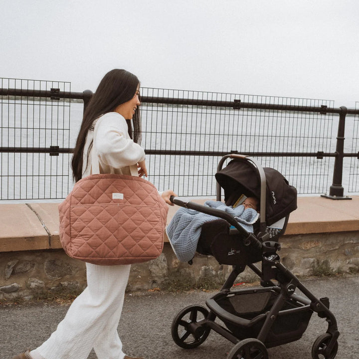 Maman avec Sac à couche matelassé 