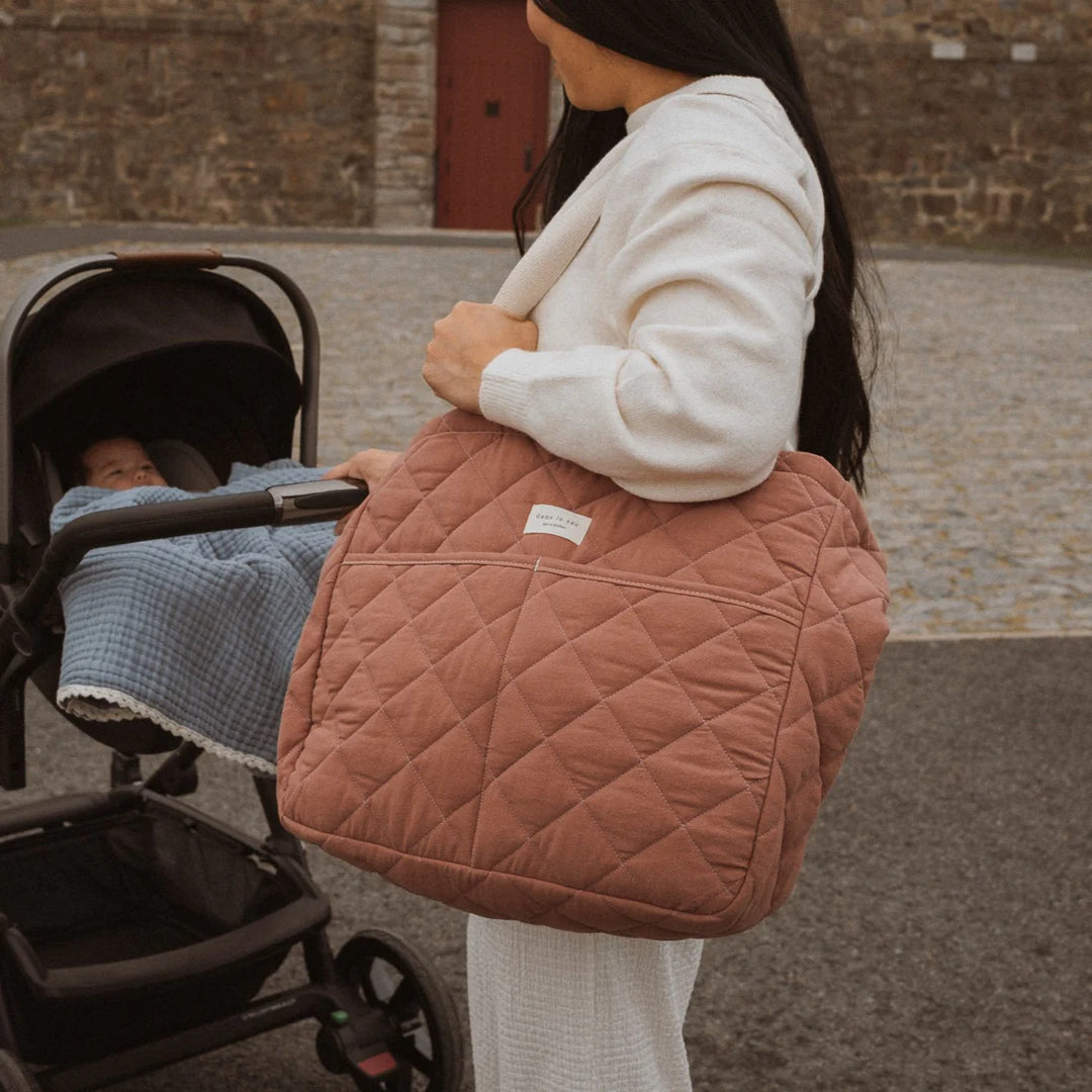 Maman avec Sac à couche matelassé Praline