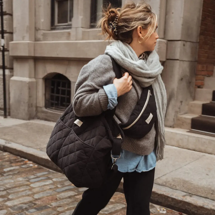 Femme avec Sac à couche matelassé en coton noir