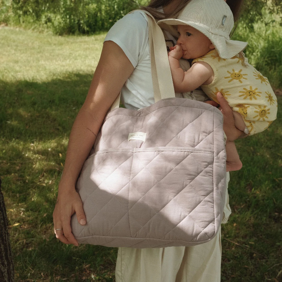 Maman avec sac à couches en coton matelassé lilas