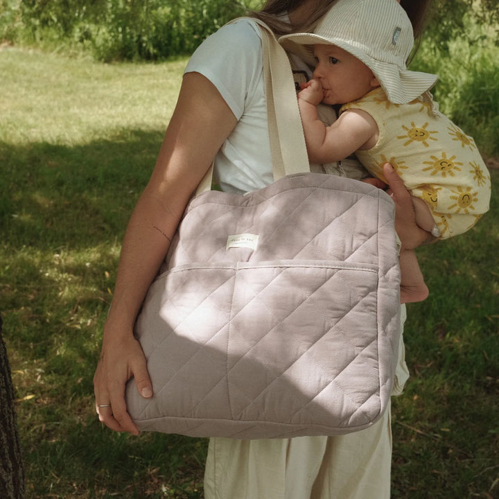 Maman avec sac à couches en coton matelassé lilas
