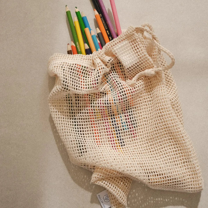 Sac en filet de coton avec des crayons