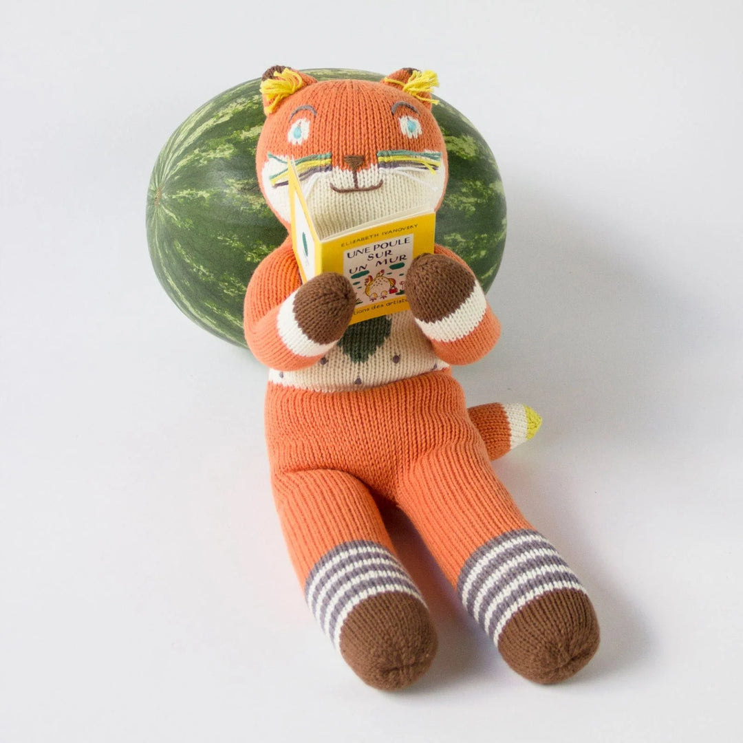 Peluche Socks le renard avec un livre