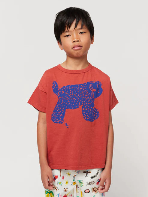 Garçon avec T shirt en coton bio rouge avec chat blue