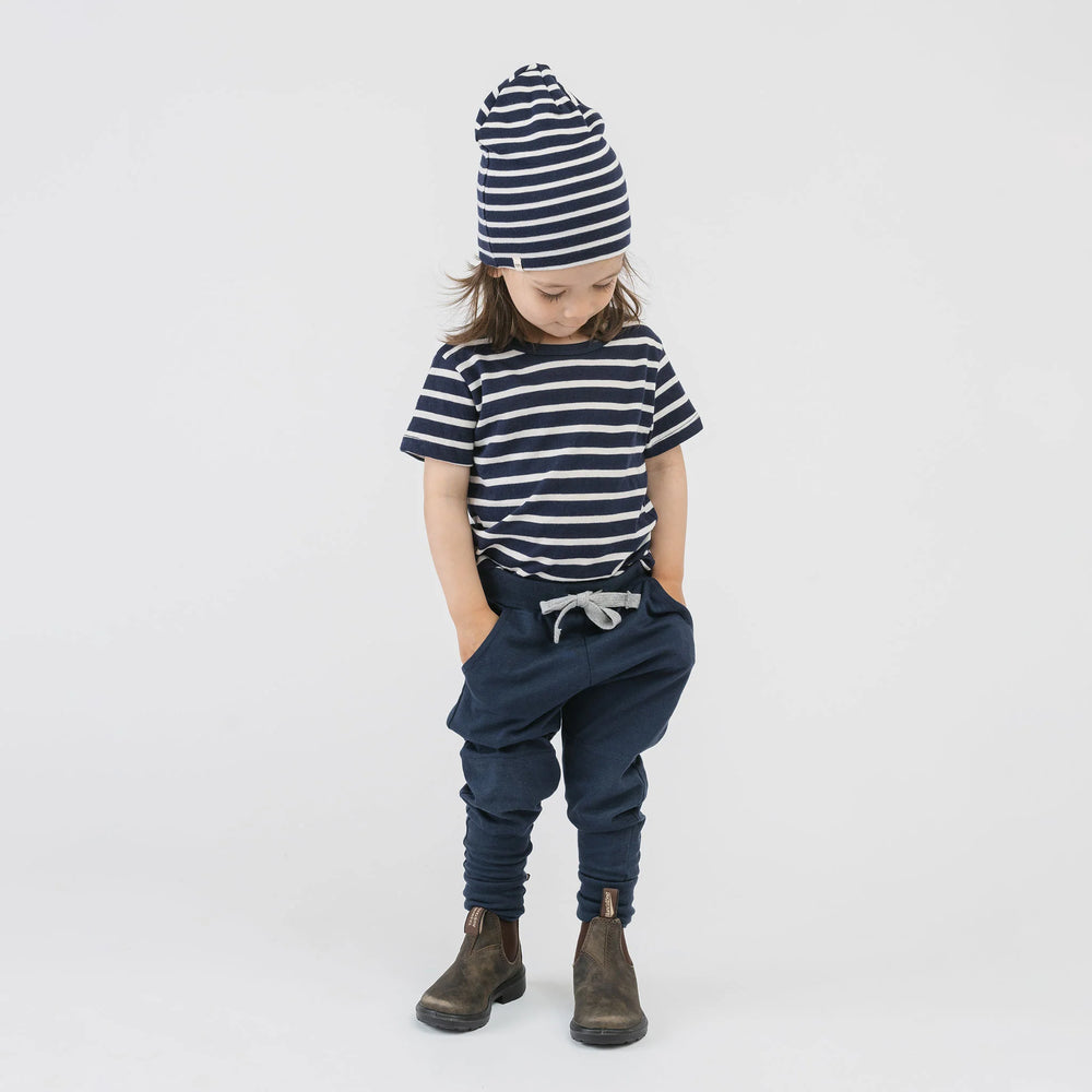 Enfant avec T shirt pour enfant en coton rayé bleu et blanc