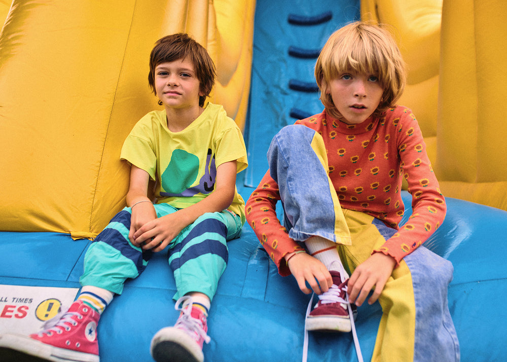 Enfant avec T-shirt en coton jaune avec imprimé escargot mauve et vert