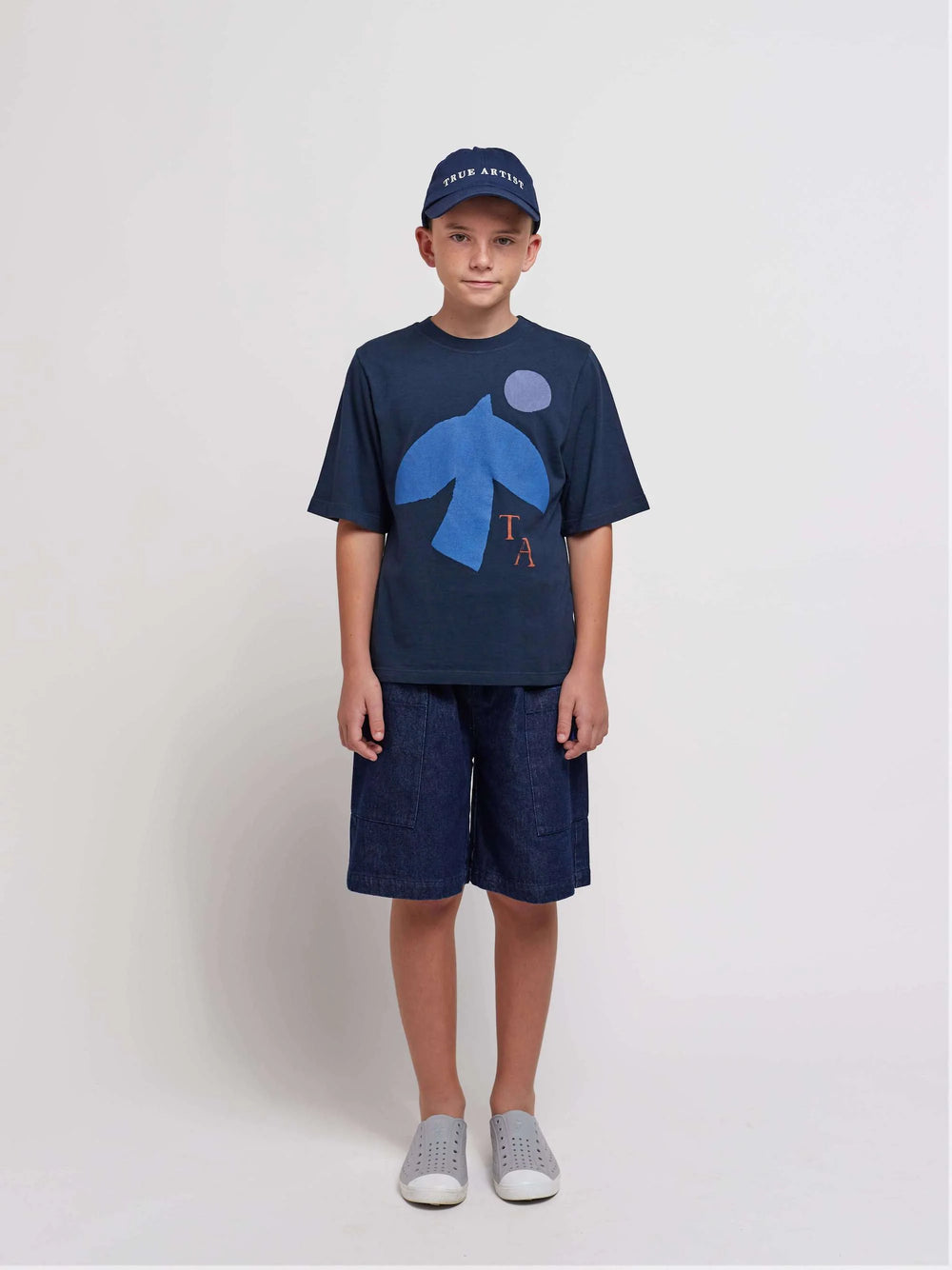 Garçon avec T-shirt pour enfant en coton bleu marin avec imprimé oiseau bleu et short en denim