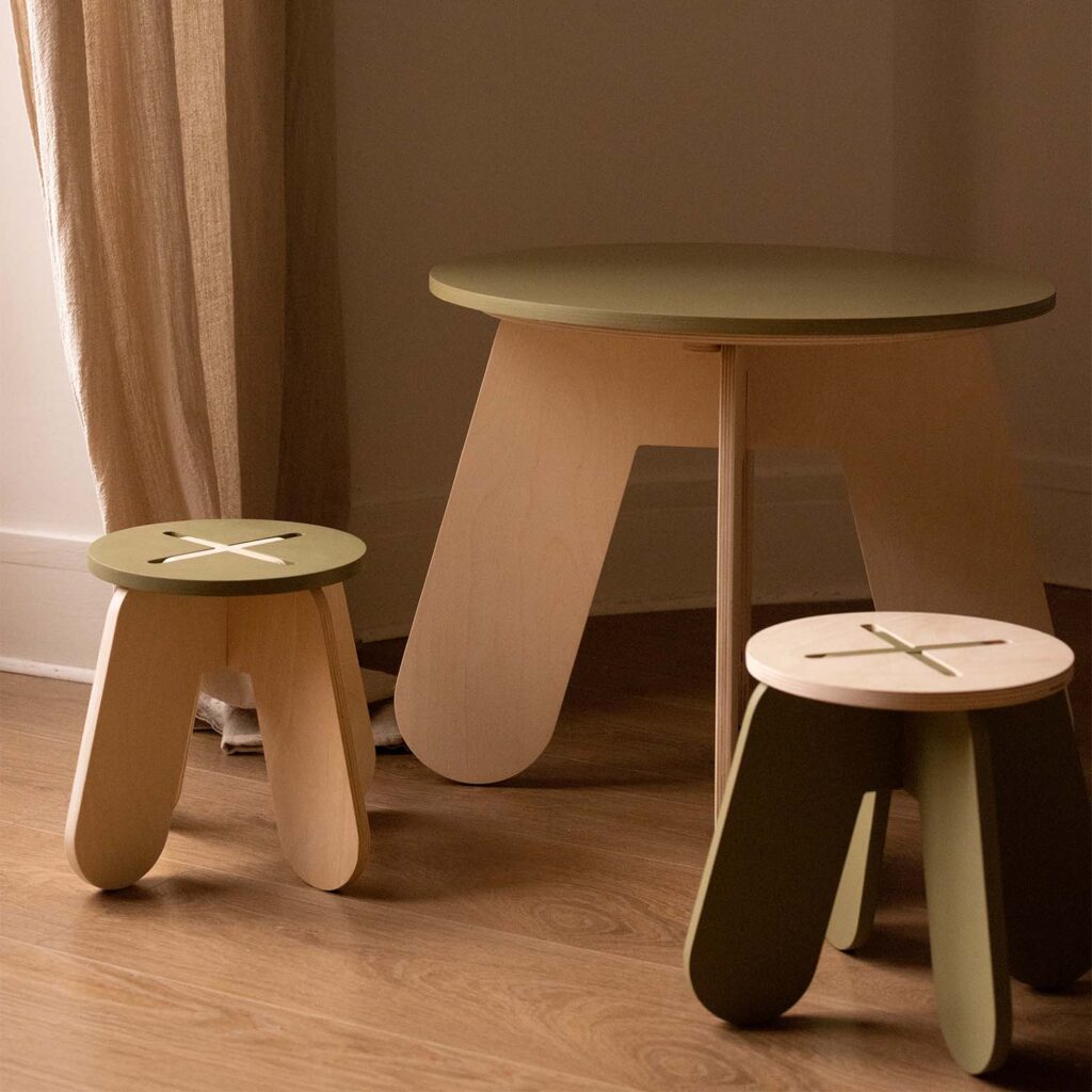 Table pour enfant en bois Kaki avec des tabourets 