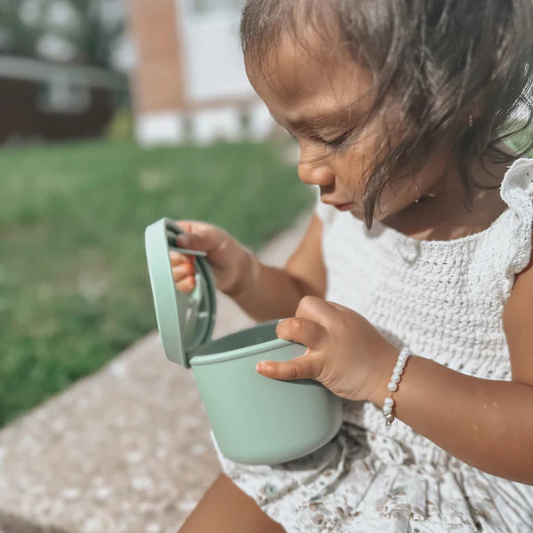 Enfant avec Tasse à collation anti-déversement verte