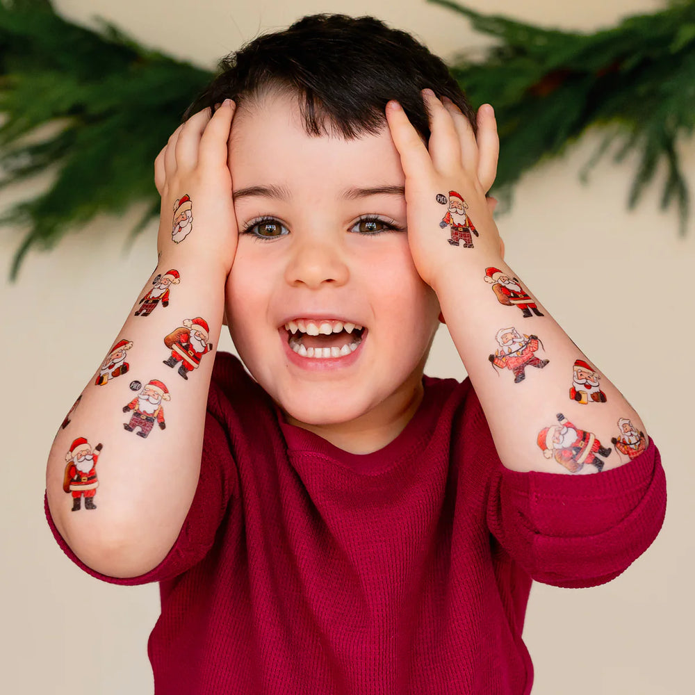 Enfant avec Tatouages temporaires Les pères Noël en pyjamas