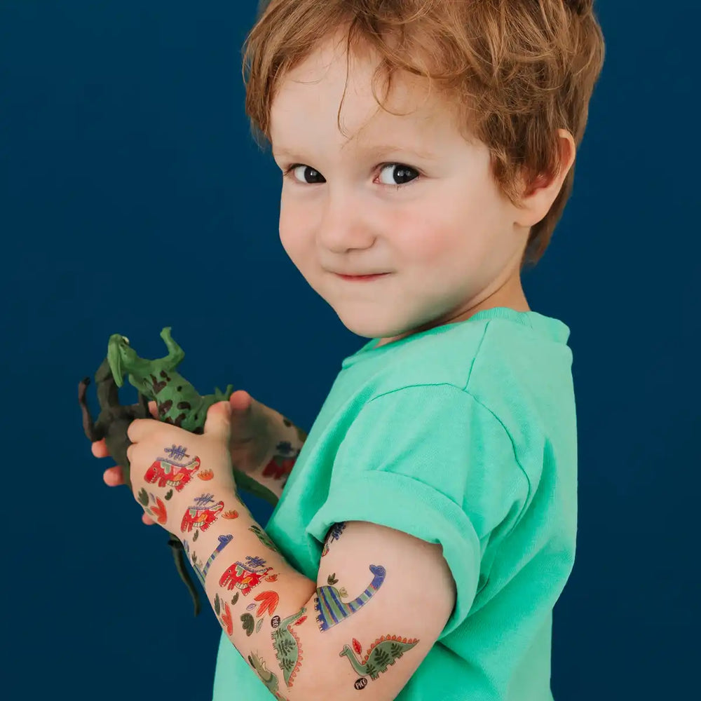 Enfant avec Tatouages temporaires Les dinos colorés