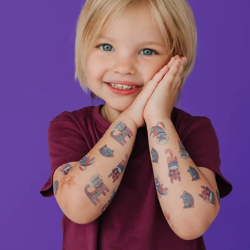 Enfant avec Tatouages temporaires Les chats de l'espace