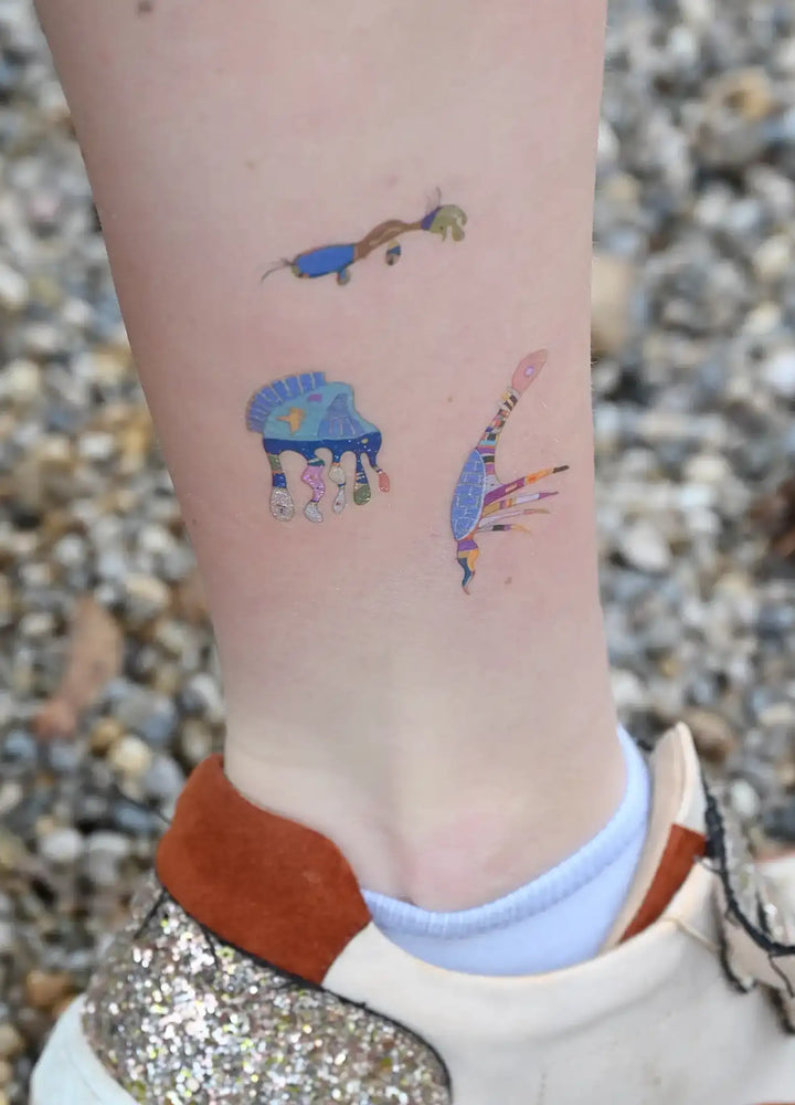 Jambe avec Tattoos Namaki inspirés de l’œuvre Bleu du Ciel de Vassily Kandinsky