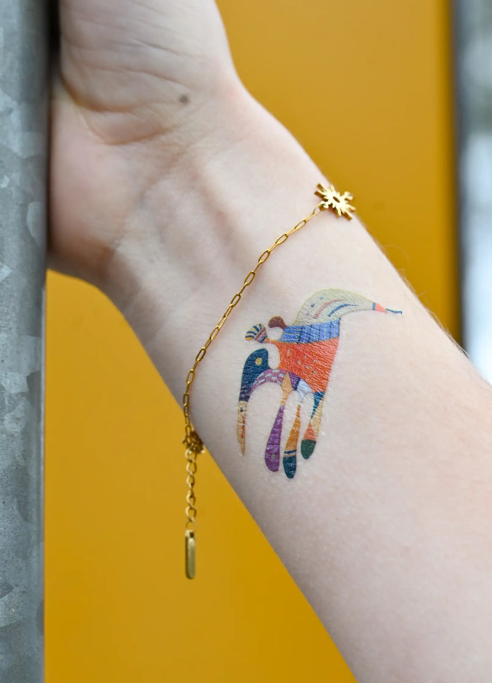 Bras avec Tattoo Namaki inspirés de l’œuvre Bleu du Ciel de Vassily Kandinsky.