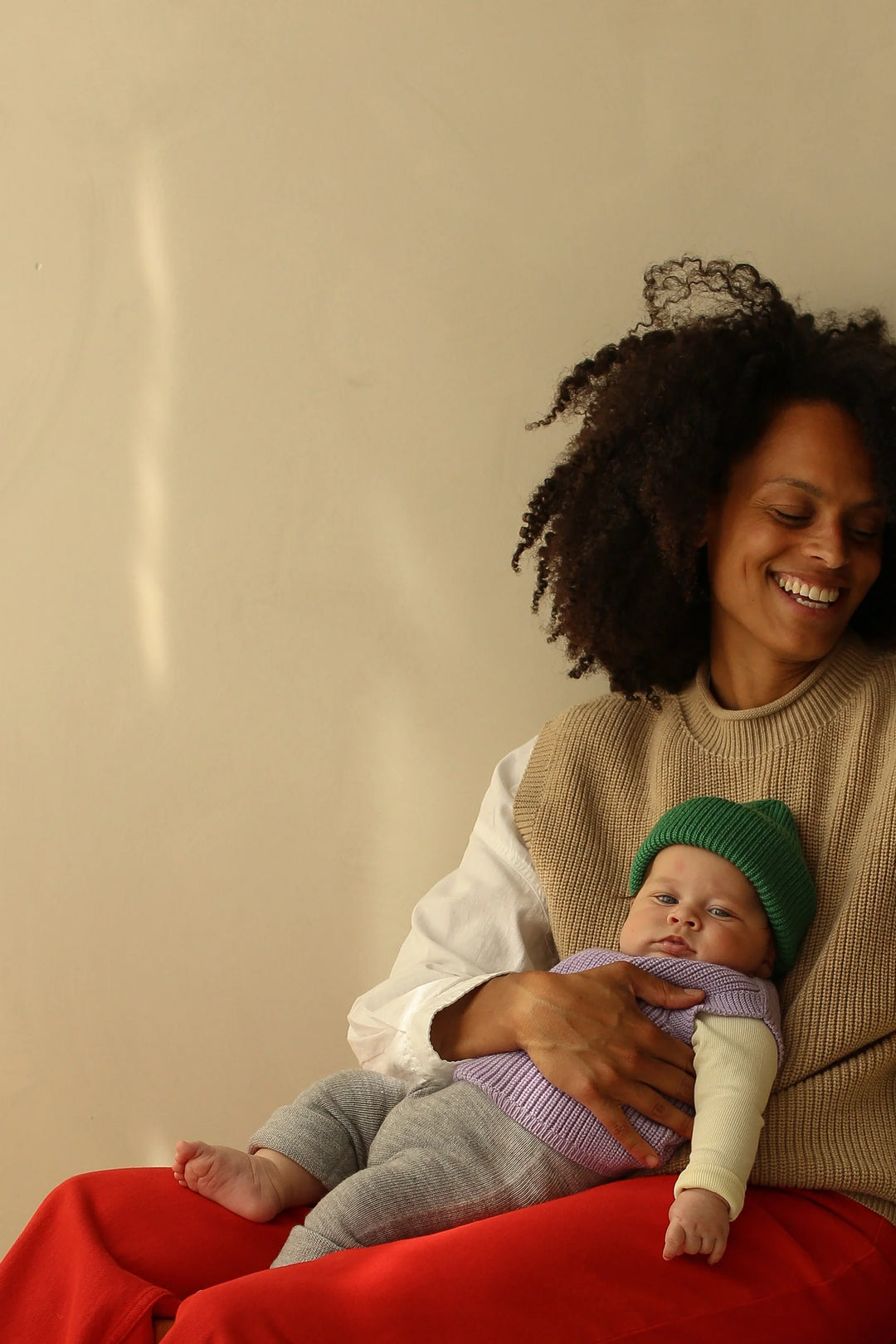 Maman et bébé avec Tuque Fonzie Hvid en laine mérinos verte 