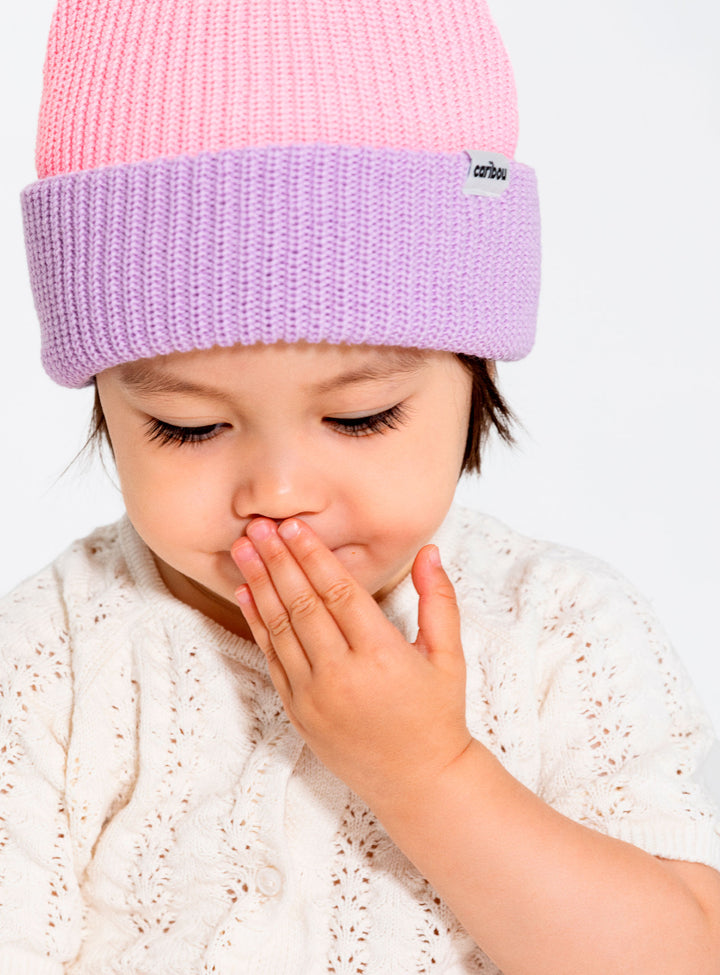 Bébé avec Tuque pêcheur tricoté en laine mérinos lavande et rose 