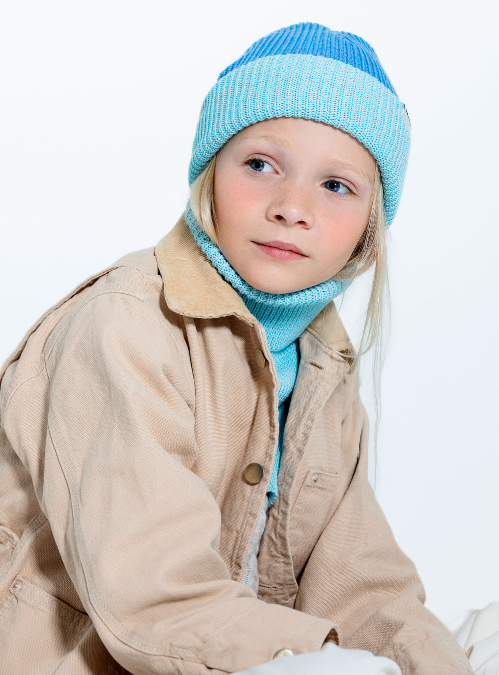 Enfant avec Tuque pêcheur tricoté en laine mérinos bleu et menthe