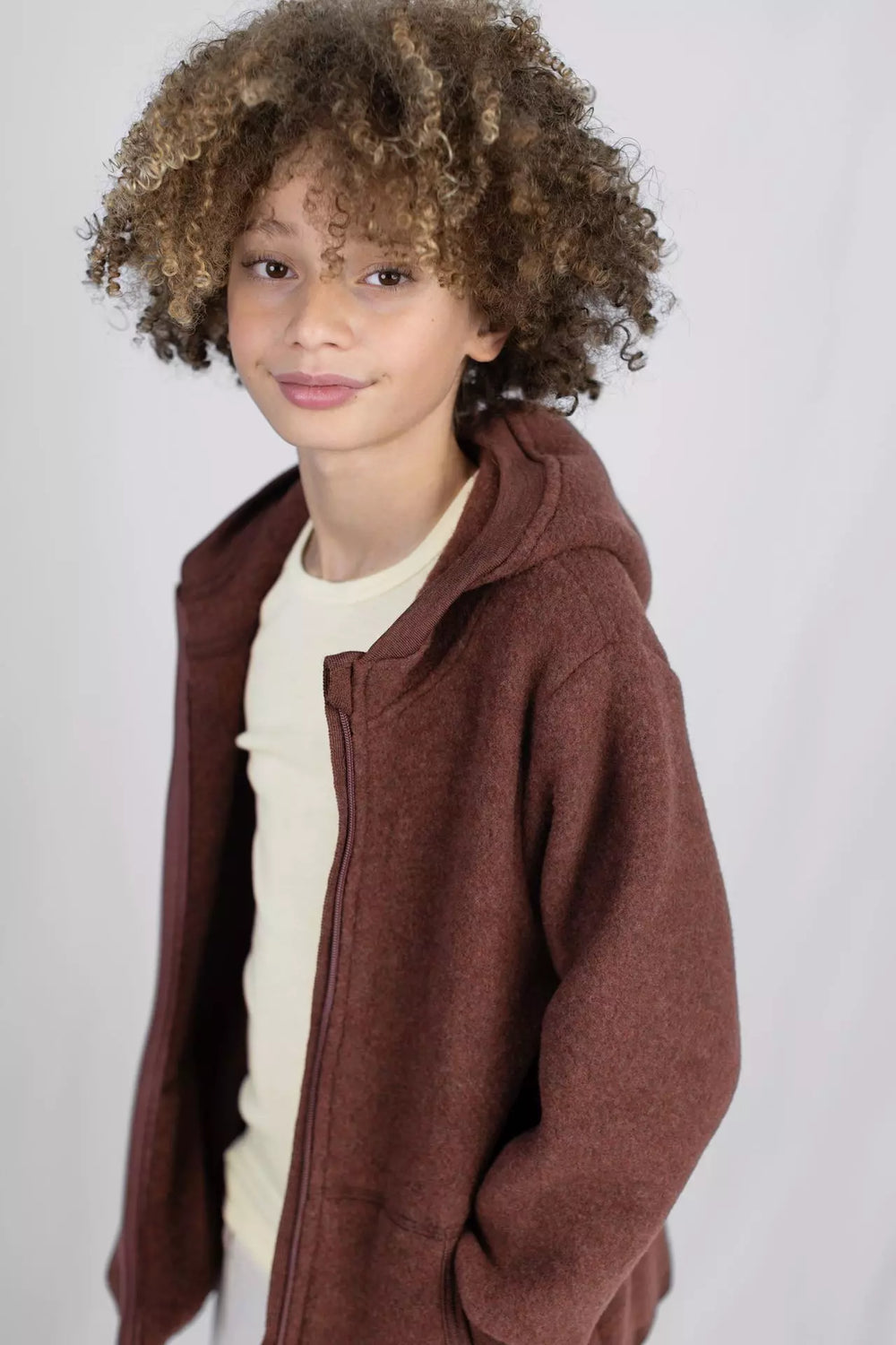 Enfant avec Veste à capuche et fermeture éclair en mérinos Cannelle