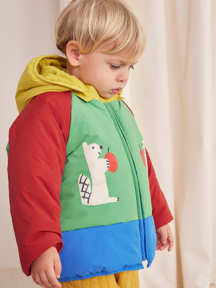 Enfant avec Veste à capuche vert, bleu rouge et jaune avec imprimé écureuil 