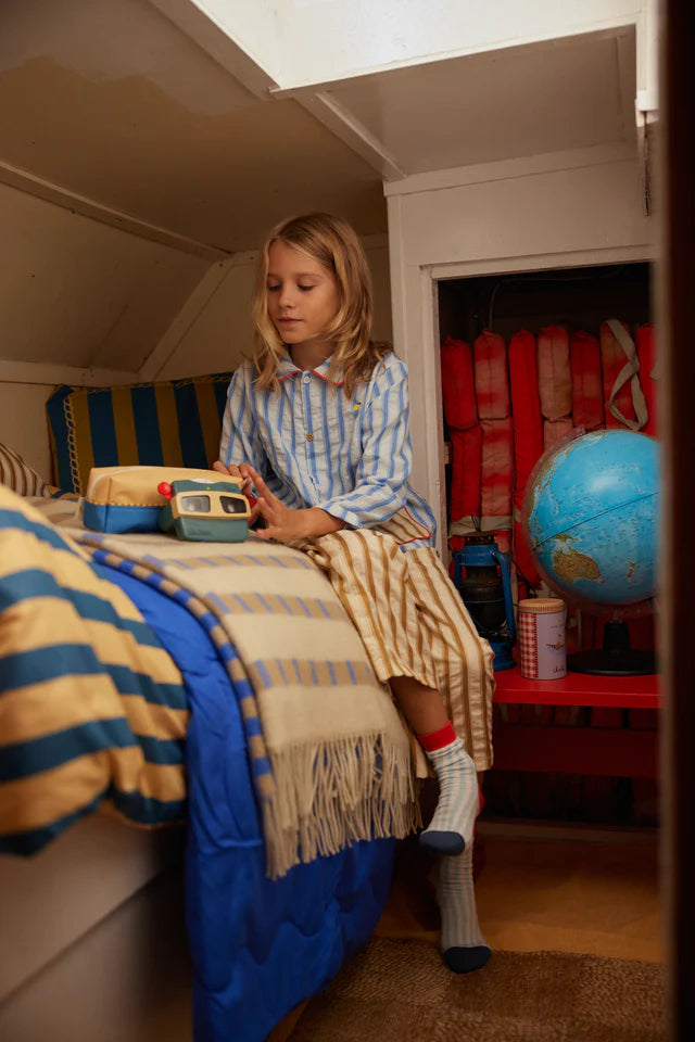 Enfant dans une chambre avec Viewmaster Sticky Lemon avec disques sur les merveilles des profondeurs de la mer