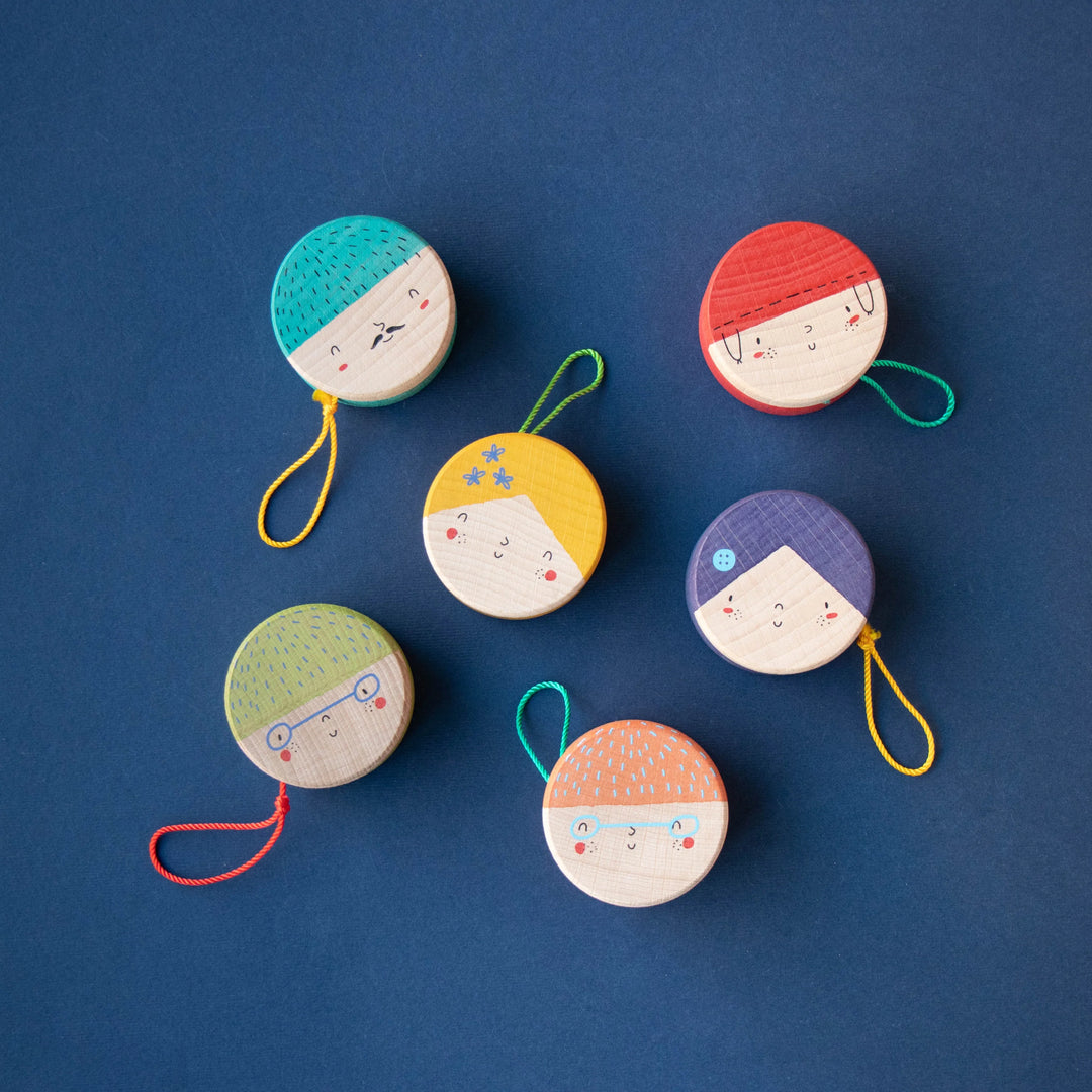 Yoyos en bois avec illustrations de visages